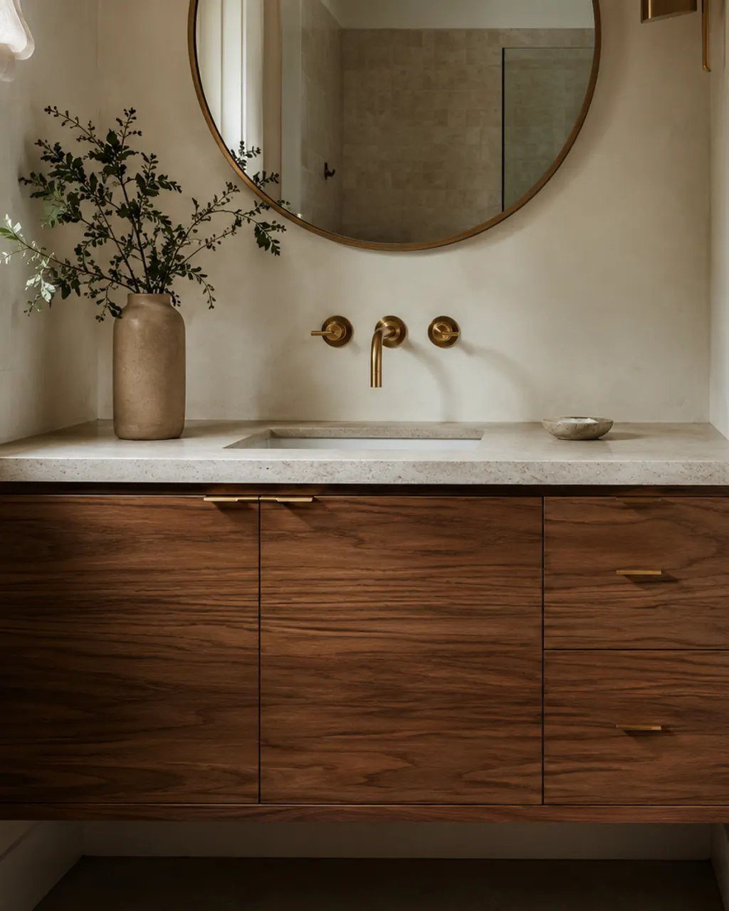Mueble de baño a medida en teca con encimera de piedra, en Oviedo